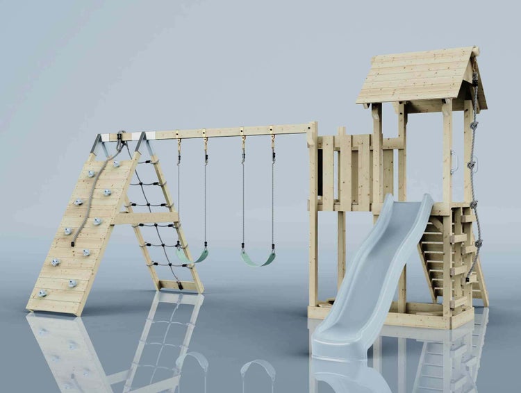 Kletterturm aus hellem Holz mit Rutsche, zwei Schaukeln, Kletterwand mit Griffen und Seil sowie einem überdachten Spielhaus.