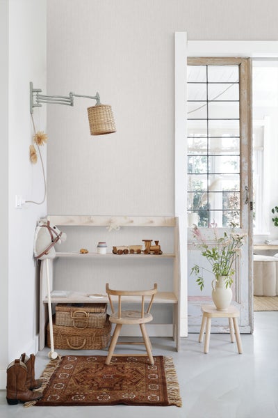 Helles Kinderzimmer mit Holzregal, Spielzeug und dekorativem Teppich