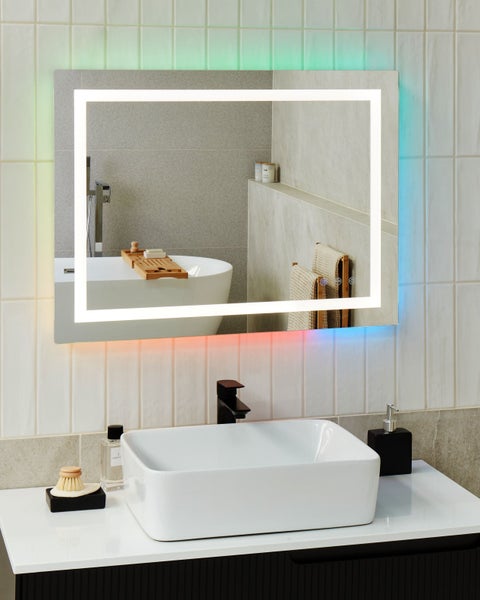 Badezimmer mit beleuchtetem Spiegel, Waschbecken und Badewanne