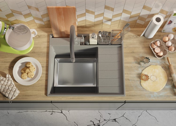 Küchenszene mit Spüle, Teig, Gebäck und Küchenutensilien von oben