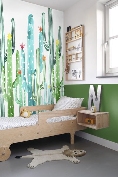 Kinderzimmer mit Kaktus Tapete, Holzregal, Bett, Nachttisch und Teppich