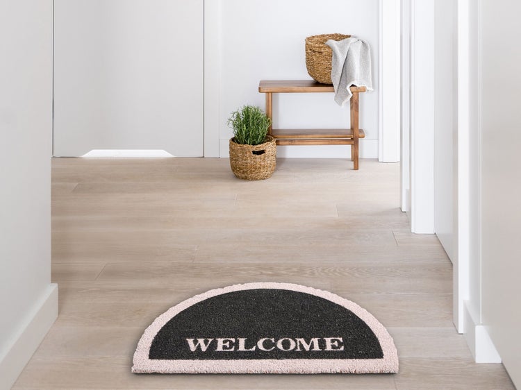 Nahaufnahme von Rhododendronblüten mit Blättern