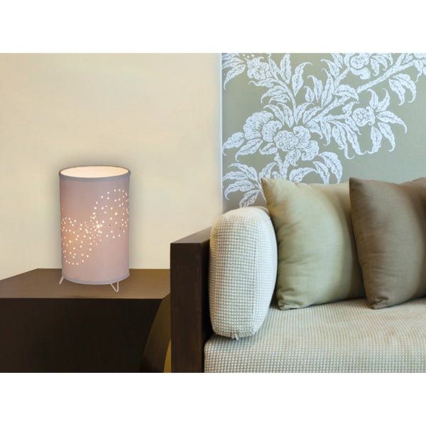 Dekorative Tischleuchte mit Muster auf einem Nachttisch