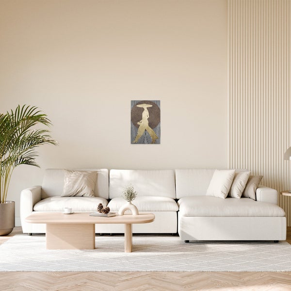 Dekoratives Bild mit einer Figur und vertikalen Linien über einem Sofa