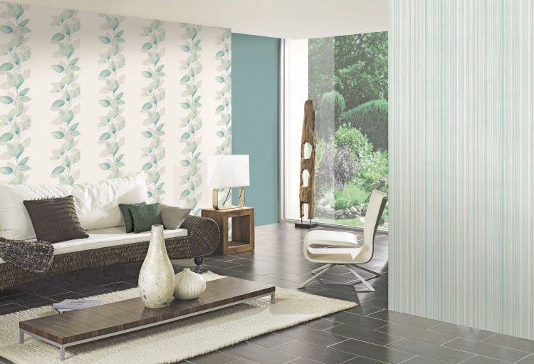 Wohnzimmer mit floral gemusterter Tapete und gestreifter Tapete.