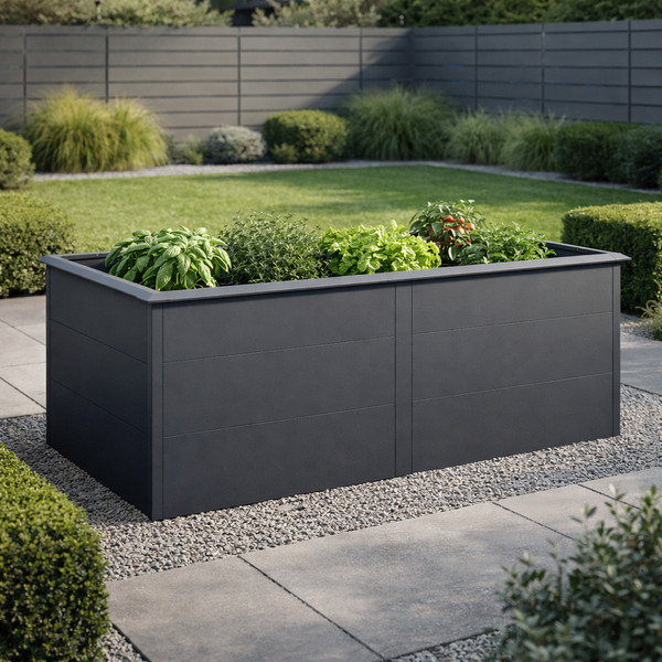 Modernes Hochbeet aus Metall in Anthrazit, bepflanzt mit Kräutern und Salat, in einem organisierten Garten mit Kiesweg und Rasen.