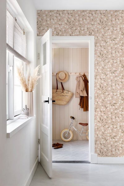 Flur mit floraler Tapete, Dekoration und Accessoires