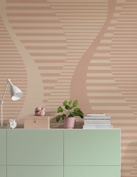 Einrichtungsidee mit geometrischer Tapete, Kommode, Lampe und Dekoration