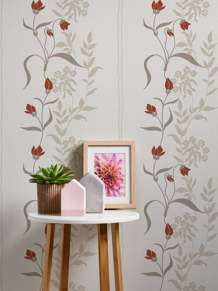 Dekoratives Schild mit der Aufschrift Nicht therapierbar, Vase und Topfpflanze auf einem Tisch.