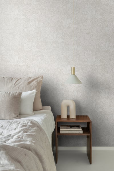 Schlafzimmer mit gemusterter Tapete, Bett, Nachttisch und Hängelampe