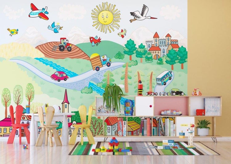Kinderzimmer mit bemalter Tapete, Kindermöbeln und Spielzeug