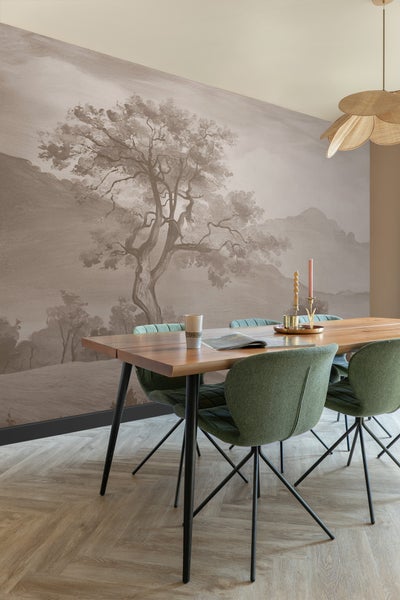 Esszimmer mit Esstisch, Stühlen und Wandbild