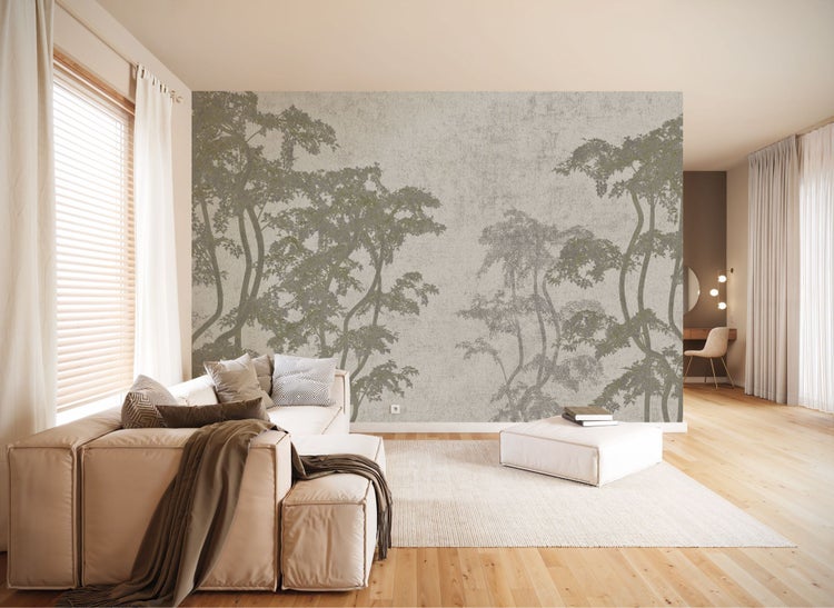 Wohnzimmer mit Couch, Teppich und Wandtapete mit Baummotiv.