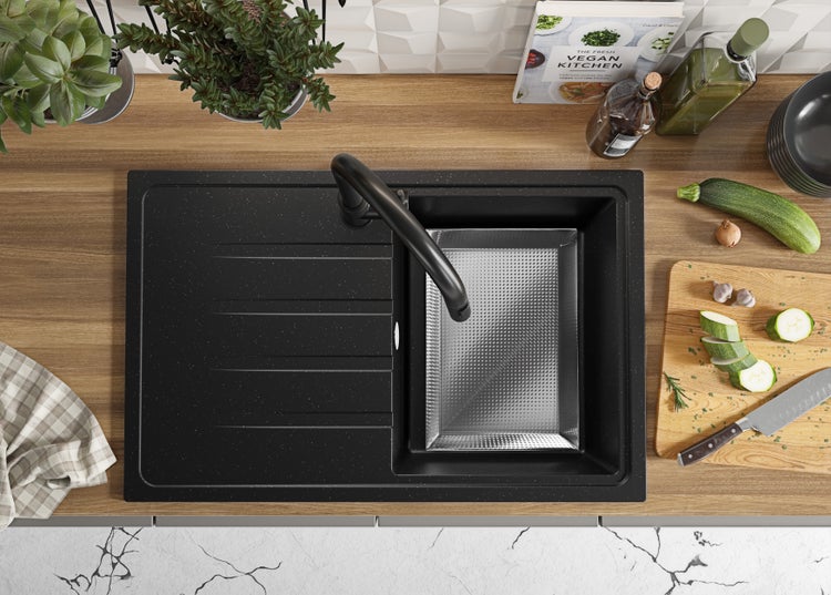 Küchenspüle mit Abtropfschale, Armatur, Schneidebrett und Kochzutaten von oben