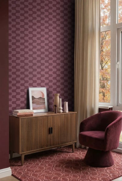 Vliestapete mit geometrischem Wellenmuster in einem Wohnzimmer mit Sideboard aus Holz, Samtsessel und großem Fenster.