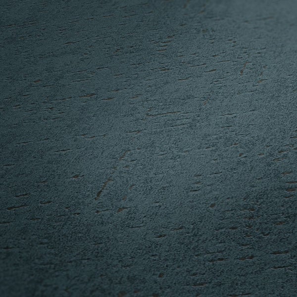 Holzbank mit Handtuch und Pflegeprodukten