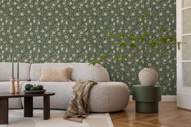 Raum mit grüner Tapete mit Fruchtmuster, Holzbank und Dekoration