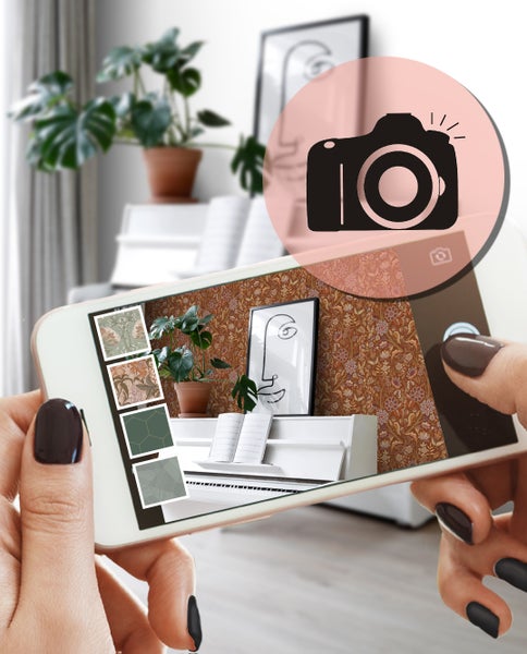 Tapetenrolle mit floralem Muster auf braunem Hintergrund