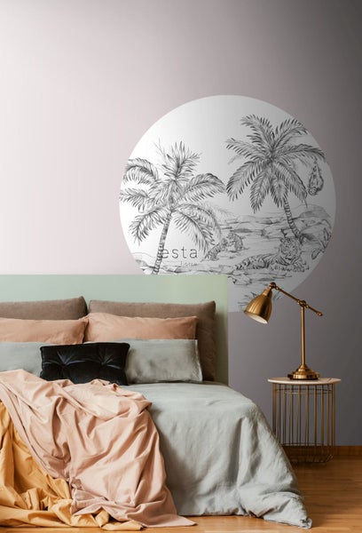 Schlafzimmer mit einem Wandtattoo mit dem Motiv einer Tigerfamilie unter Palmen