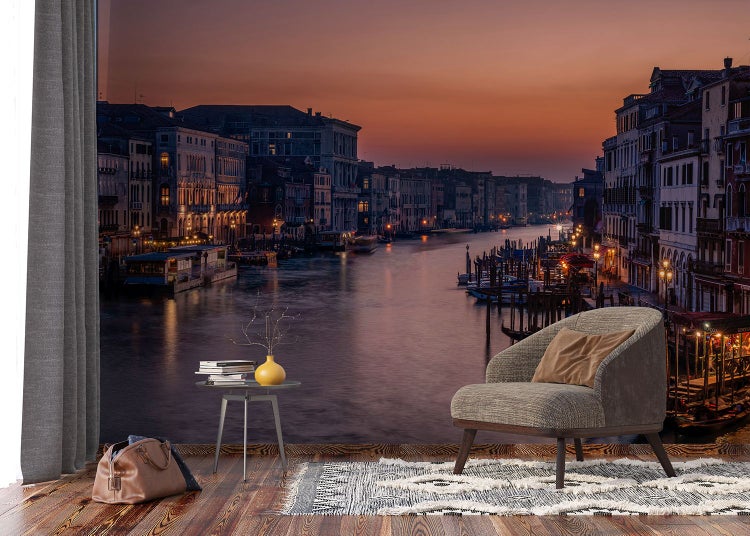 Raum mit Fototapete einer abendlichen Ansicht von Venedig, Italien, inklusive Möbeln und Dekoration