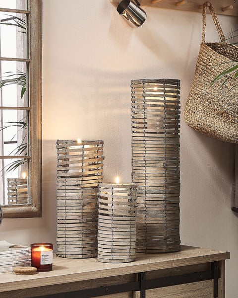 Dekorative Windlichter aus Holz auf einem Beistelltisch