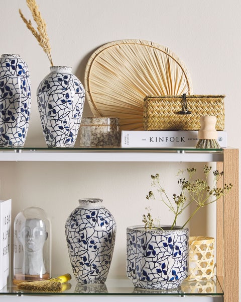 Dekorative Vasen, Schachtel und Dekorationsgegenstände auf einem Regal