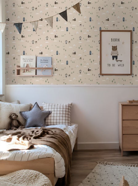 Helles Kinderzimmer mit Vliestapete mit Landschaftsmuster, grünem Kleiderschrank, Garderobe und Holzboden.
