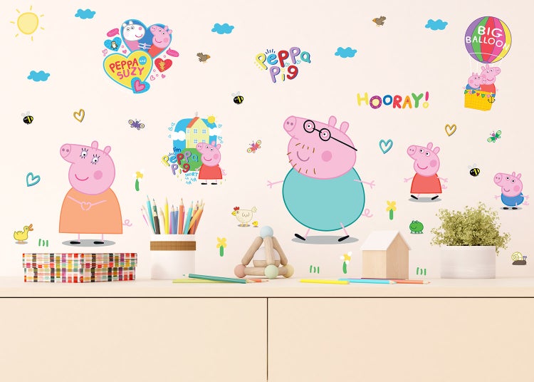 Peppa Wutz Wandsticker-Set mit Peppa, Schorsch, Mama und Papa Wutz sowie Motiven wie Herzen und Sonne, 30 mal 30 Zentimeter.