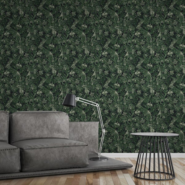 Tapete mit Dschungelmotiv, Ablage mit Dekoration