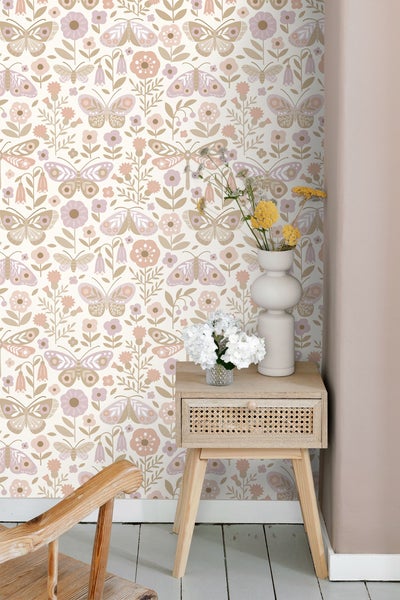 Tapete mit Schmetterlings- und Blumenmuster im Raum
