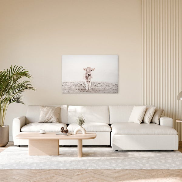 Wohnzimmer mit Sofa, Tisch und Wandbild einer Kuh