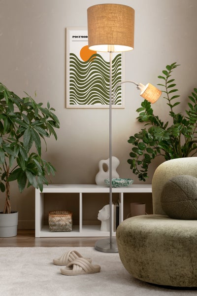 Wohnzimmer mit Stehlampe, Regal und Dekorationsgegenständen