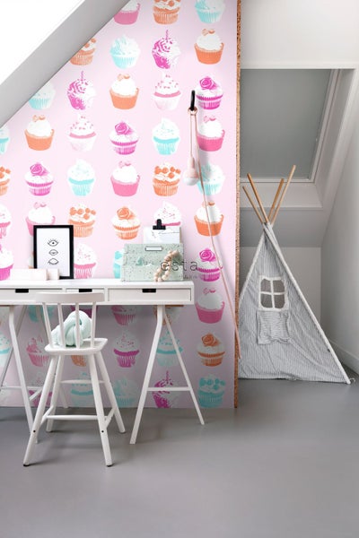 Kinderzimmer mit Cupcake-Tapete, weißem Bett und Mädchen