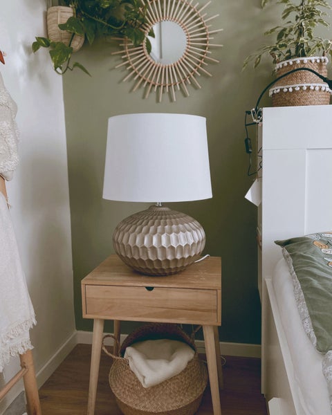 Schlafzimmer Interieur mit Nachttisch, Lampe und dekorativen Elementen