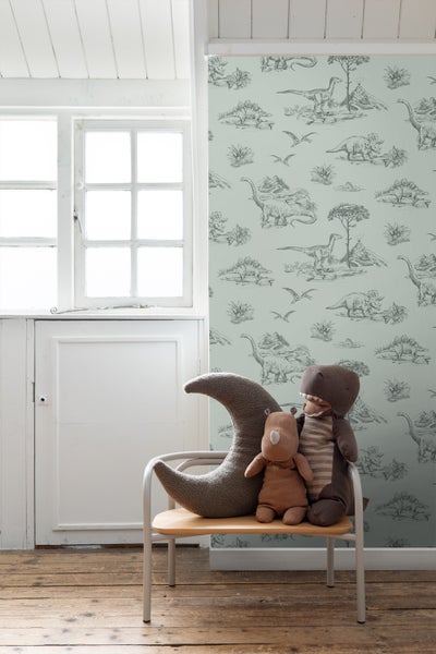 Kinderzimmer mit Dinosaurier-Tapete und Spielzeug auf einem Stuhl