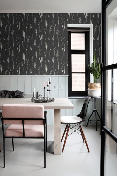 Esszimmer mit Esstisch, Stühlen und Tapete mit Pflanzenmotiven