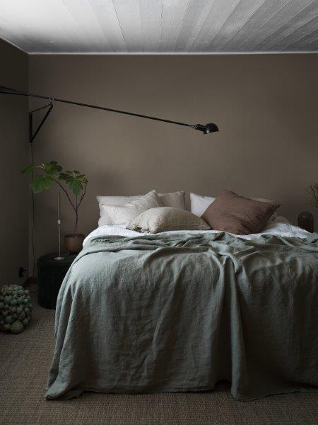 Goldener Baumschmuck in Form eines Sterns mit Schmucksteinen