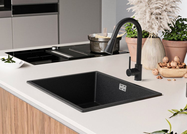 Schwarzes Spülbecken mit Armatur in einer modernen Küche