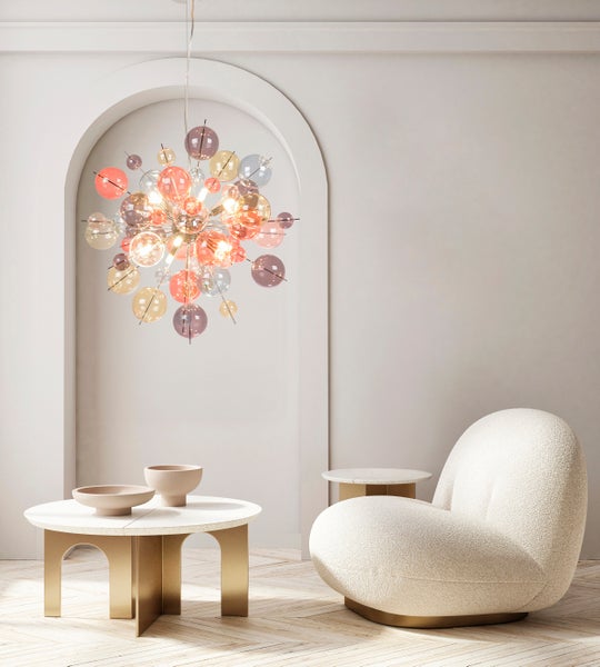 Wohnzimmer mit kugelförmiger Lampe, Sessel und Tischen