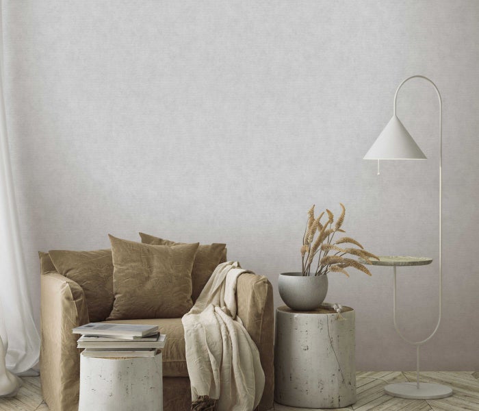 Wohnzimmerszene mit Sessel, Beistelltisch und Stehlampe