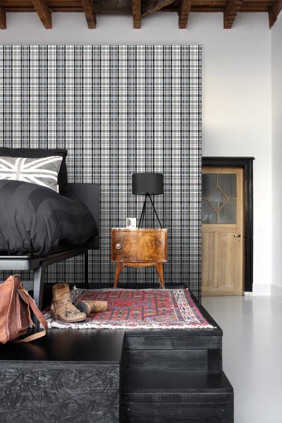 Szene mit karierter Tapete, Sessel, Radio und Holzkiste