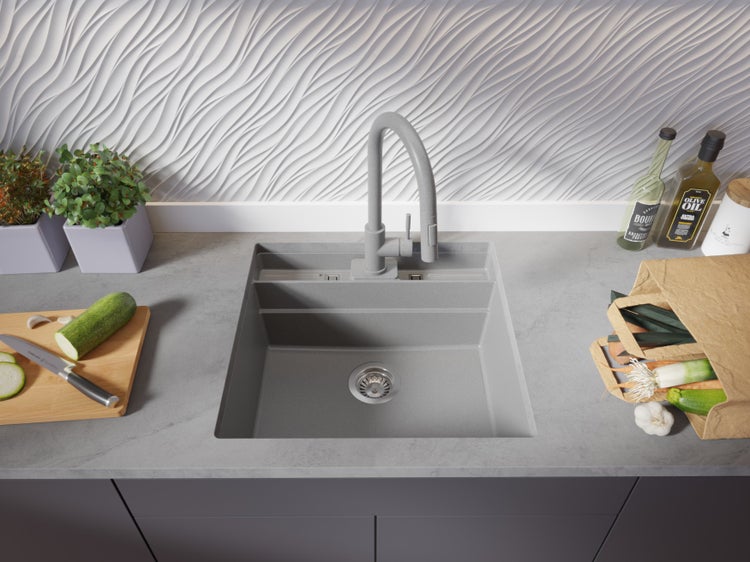 Küchenszene mit Spüle, Armatur, Gemüse und Kräutern