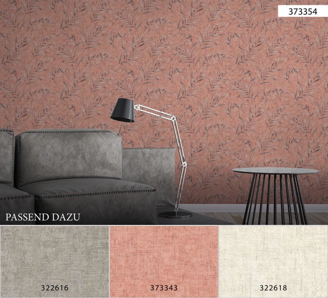 Interieur mit Sessel, Beistelltisch, Lampe und Textiltapete