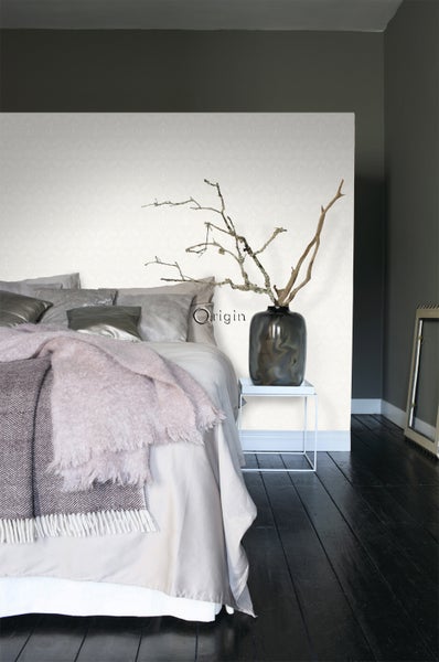 Schlafzimmer mit Bett, Nachttisch, Vase und gemusterter Tapete