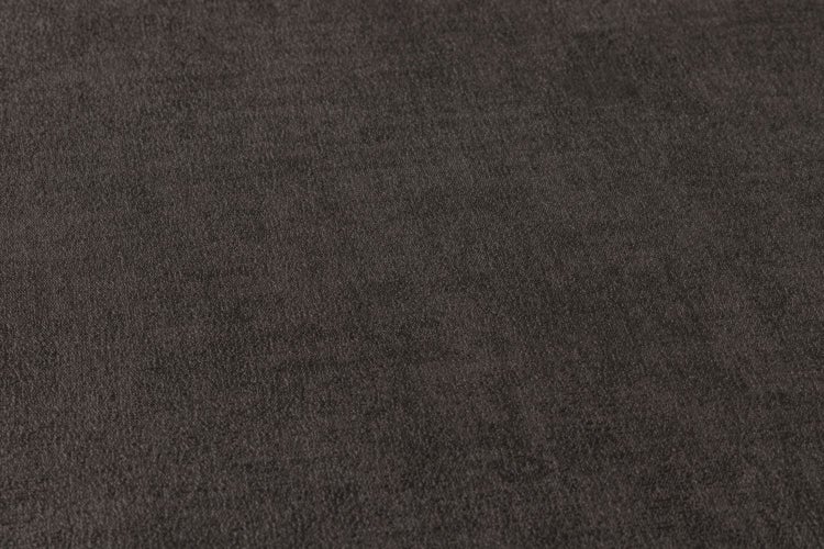 Wohnraum mit gemusterter Tapete, Sofa und Holzboden