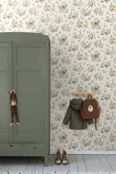 Kinderzimmer mit Waldtier-Tapete, salbeigrünem Kleiderschrank und Wandgarderobe mit Bärenrucksack und Jacke.