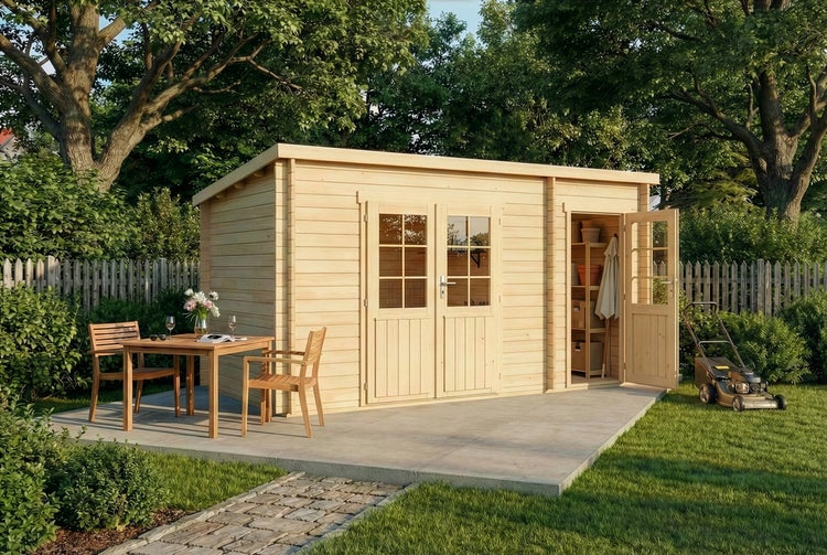 Gartenhaus aus Holz mit Pultdach, Doppeltür und Seitentür auf einer Terrasse mit Gartenmöbeln und Rasenmäher in einer hellen Gartenanlage.
