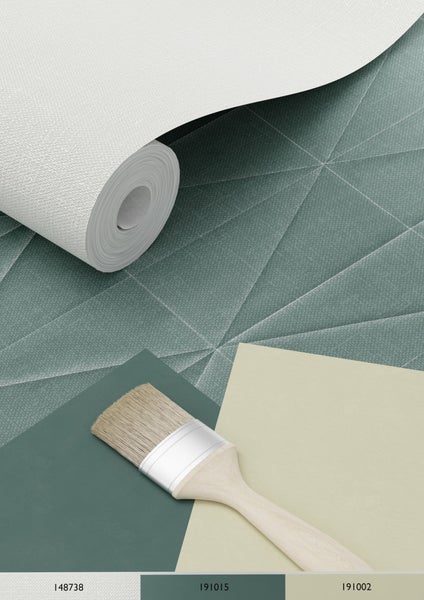 Nahaufnahme einer Rolle Tapete, eines Pinsels und von Farbmustern