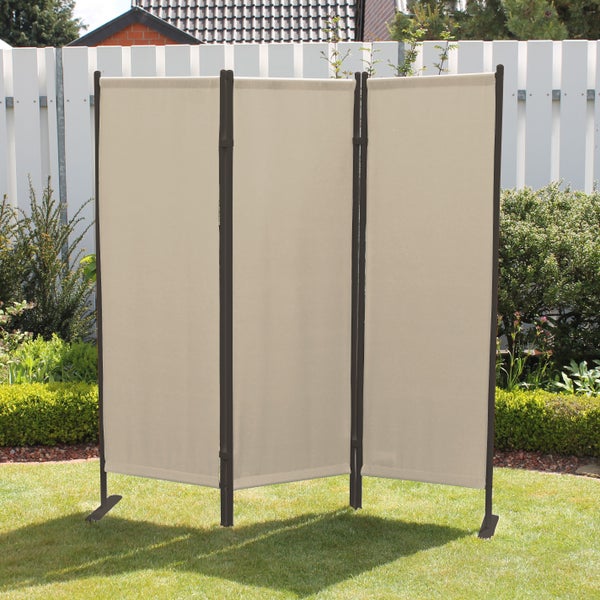 Freistehender Sichtschutz mit drei Elementen im Garten.