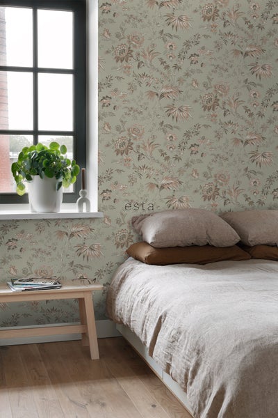 Schlafzimmer mit floraler Tapete, Bett und Fensterbrett